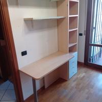 scrivania con scaffale