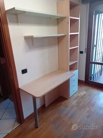 scrivania con scaffale