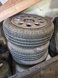 Gomme auto con cerchi in ferro 