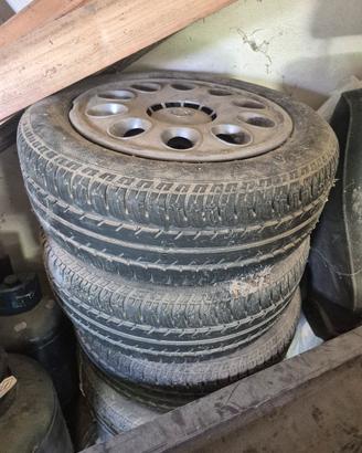 Gomme auto con cerchi in ferro 