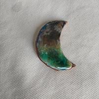 spilla fatta a mano a forma di mezzaluna