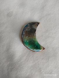 spilla fatta a mano a forma di mezzaluna