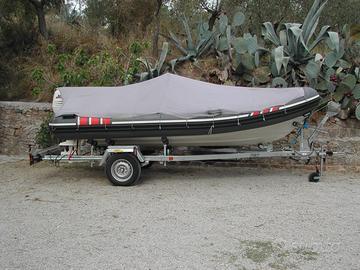 Gommone con chiglia in vetroresina e carrello