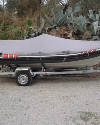 Gommone con chiglia in vetroresina e carrello