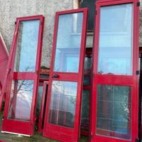 Portone con vetrate in alluminio a 4 ante rosso