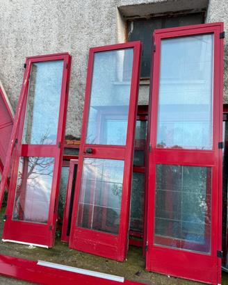 Portone con vetrate in alluminio a 4 ante rosso