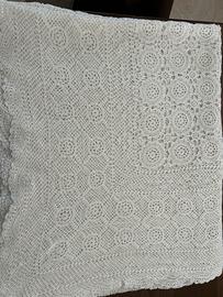 Copriletto matrimoniale fatto a mano all’uncinetto