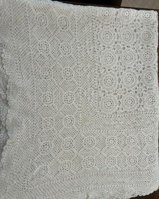 Copriletto matrimoniale fatto a mano all’uncinetto