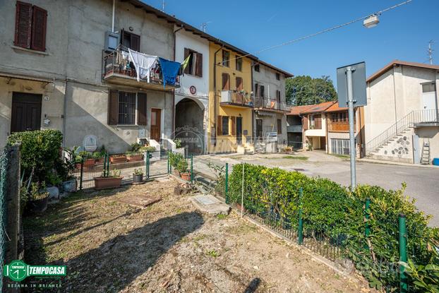 TRE LOCALI CON GIARDINO DA RISTRUTTURARE IN CORTE