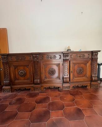 Mobiletto antico intagliato in legno