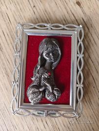 cornicetta ragazza in rilievo