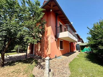 VILLA A SCHIERA A CAMPOFORMIDO