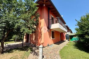 VILLA A SCHIERA A CAMPOFORMIDO