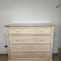 Cassettone d’epoca in legno di abete