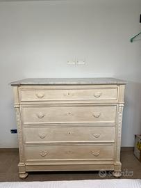 Cassettone d’epoca in legno di abete