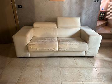 Divano-letto in eco-pelle.