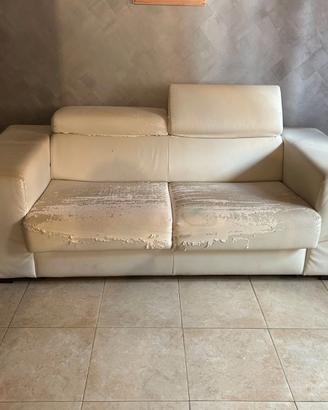 Divano-letto in eco-pelle.