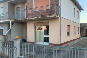 Casa indipendente con garage e giardino