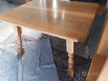 Tavolo in legno massiccio