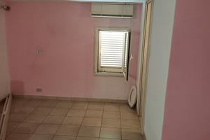 monolocale con bagno  uso studio. 