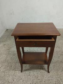 Tavolo con cassetto.