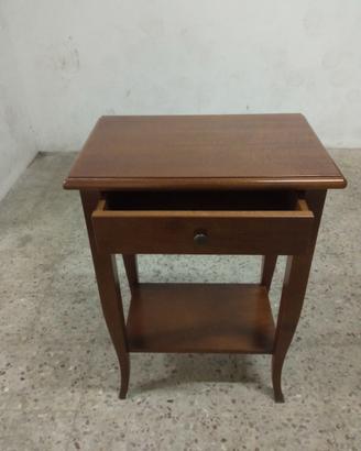 Tavolo con cassetto.