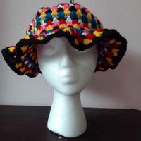 cappello fatto a uncinetto 