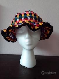 cappello fatto a uncinetto 