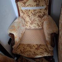 Poltrona e divano vintage in stile classico