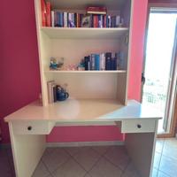 Scrivania con ripiani libreria con sedia