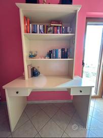 Scrivania con ripiani libreria con sedia