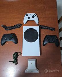 Xbox Series S 512GB + 3 Controller + Base Ricarica