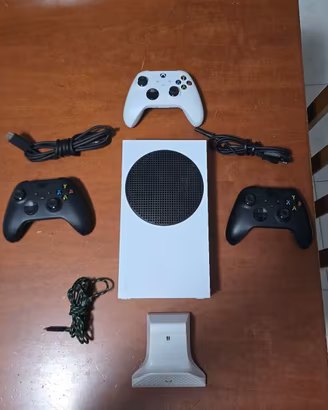 Xbox Series S 512GB + 3 Controller + Base Ricarica