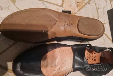 Ballerine in vera pelle nere con nastri alla cavig