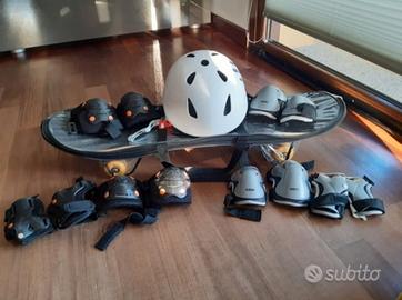 Skateboard con casco e protezioni
