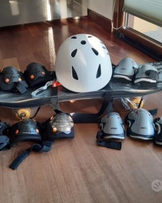 Skateboard con casco e protezioni