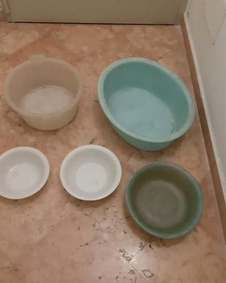 Serie catini e bacinelle plastica.