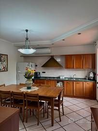 Cucina in Legno Massello con Top in Marmo Verde