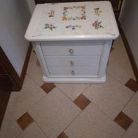 Comodino in legno laccato