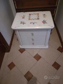 Comodino in legno laccato