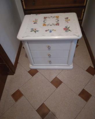 Comodino in legno laccato