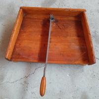 Antico tagliapane o tagliaverdure in legno