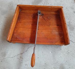 Antico tagliapane o tagliaverdure in legno
