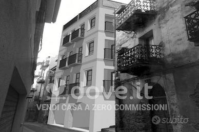 Palazzo / Stabile di 350 m² con più di 5 locali a 