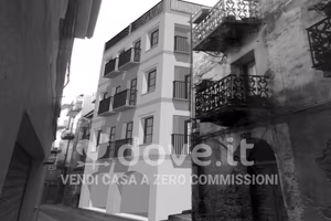 Palazzo / Stabile di 350 m² con più di 5 locali a 
