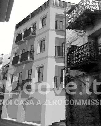 Palazzo / Stabile di 350 m² con più di 5 locali a 
