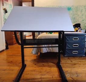 Tavolo da disegno inclinabile per studenti