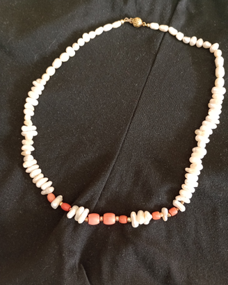 Collana con corallo,perle di fiume,chiusura in oro