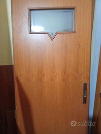 Porta scorrevole con binario coperto
