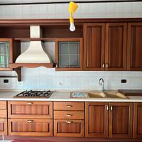 cucina in legno scuro completa 5 metri